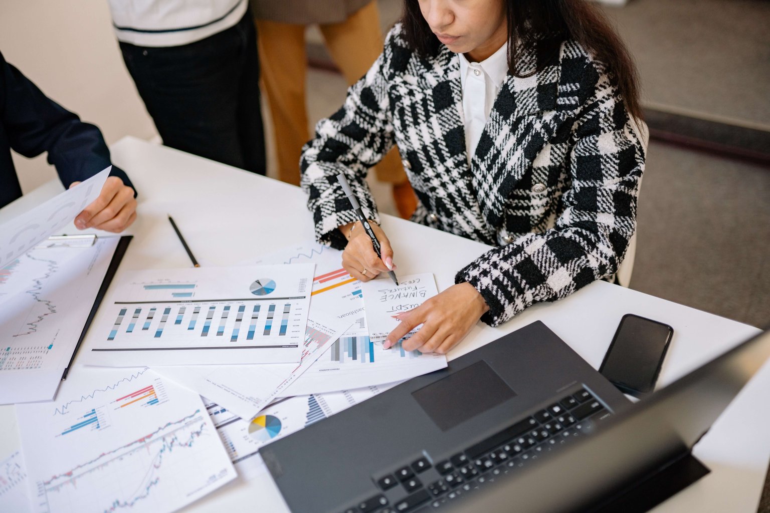 Zoho Books vs QuickBooks Online: What Software Works Best for You?